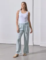 Pantalón de lino con pretina ancha en punto smock con lazo, bolsillos verticales delanteros y bolsillos aplicados traseros.