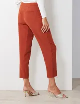 Pantalón de crepe color terracota, de corte recto y largo al tobillo. Presenta detalle fruncido en los bolsillos delanteros y pretina con broche interno y cierre.
