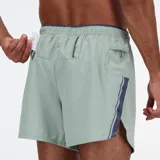 Short de running New Balance Impact Run de 5 pulgadas, color verde claro, con logo estampado en la pierna izquierda.