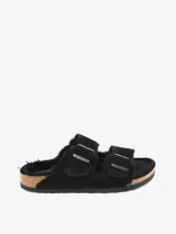 Sandalias Birkenstock Arizona Shearling color negro, con doble tira de ajuste con hebilla y plantilla estrecha forrada en lana.
