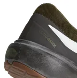 Championes Vans modelo Ultrarange 2.0, color verde musgo con detalles en gris oscuro y suela color caramelo. Presentan la icónica Sidestripe blanca en el lateral, confeccionados en malla transpirable con refuerzos de goma en la puntera y talón.