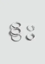 Pack de cinco anillos de diseño irregular y minimalista en tono plateado. Incluye anillos de banda lisa, con textura de esferas y diseños abiertos ajustables, aptos para dedos de manos y pies.