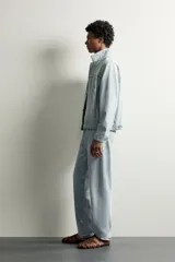 Cazadora de denim de algodón con corte regular fit, cuello solapa, cierre frontal con botones y bolsillos de vivo en la cadera. Presenta un acabado con efecto lavado.