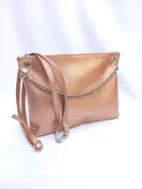 Sobre plateado de cuero con textura, cierre superior y cadena metálica decorativa. Incluye correa de cuero desmontable y regulable.