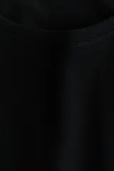 Remera entallada en punto de algodón suave, de manga larga y cuello redondo.