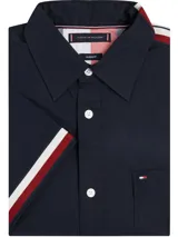 Camisa de manga corta azul marino con cierre de botones, bolsillo en el pecho y rayas rojas y blancas en los hombros.