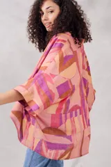 Kimono oversize de viscosa con estampado geométrico en tonos rosa, naranja y marrón.