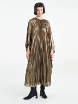 Vestido largo dorado con textura plisada y mangas amplias tipo capa.