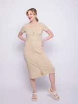 Vestido midi color beige con textura acanalada, cuello camisero, manga corta y abotonado al frente.
