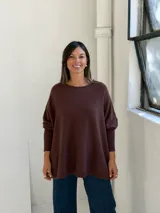 Sweater de punto color chocolate, con cuello redondo, mangas largas con puños ajustados y diseño holgado de corte amplio.