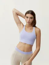 Top deportivo reversible de sujeción media-alta, color lila. Tejido Shapplex_B. Tirantes finos cruzados en la espalda y escote en U.