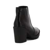 Botín de cuero sintético negro, con caña baja, punta redondeada, cierre lateral y taco cuadrado.