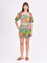 Short con estampado de hojas y frutas, con bolsillos laterales.