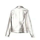 Campera de cuero sintético metalizado en color plateado, con cuello clásico, cierre frontal completo y bolsillos laterales.