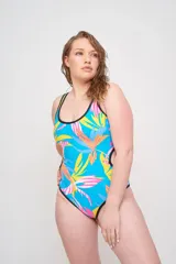 Malla entera de lycra estampada con motivos florales en tonos celeste, amarillo y rosa, con breteles finos negros y espalda cavada.