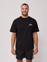 Remera negra de algodón con logo blanco estampado en el pecho.