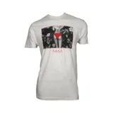 Remera blanca con estampa rectangular de una mujer en bikini roja y sombrero, rodeada de flores. Logo de la marca Reef debajo de la estampa.