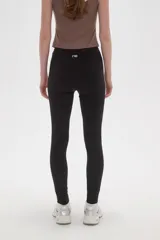 Calza deportiva de tiro alto, color rojo, confeccionada en poliamida con ajuste al cuerpo.