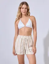 Short color beige con rayas verticales, pretina elastizada con cordón de ajuste, bolsillos inclinados delanteros y bolsillos aplicados traseros.