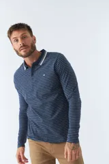 Chomba manga larga color beige con rayas horizontales blancas, cuello polo con borde azul marino y logo bordado en el pecho.