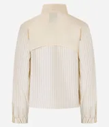 Campera rompevientos deportiva de mujer, marca Get Over, color beige con sutiles rayas verticales, cuello alto, cierre frontal con cremallera y puños ajustados.