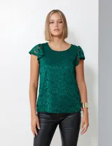 Blusa verde esmeralda de encaje con mangas cortas con volados, espalda con abertura central y botón.