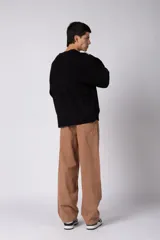 Pantalon de corte baggy con diseño amplio y relajado, confeccionado en gabardina color tostado.