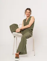 Chaleco negro de lino con botones frontales y forro interno.