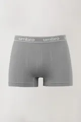 Boxer gris sin costuras con cintura elástica con la marca Umbro estampada.