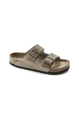 Sandalia Birkenstock modelo Arizona de dos tiras, color gris topo, con hebillas metálicas ajustables. Presenta plantilla acolchada con capa de espuma adicional para mayor amortiguación y suela de EVA.
