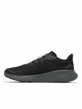 Championes de running Columbia modelo Konos Featherweight, color negro con suela gris oscuro. Presentan parte superior de malla tejida ultratranspirable, sistema de amortiguación Omni-MAX, entresuela TechLite+ para mayor retorno de energía y suela Omni-Grip para tracción en diversos terrenos.