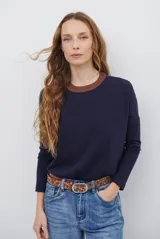 Remera de manga larga en color azul marino, con cuello redondo en contraste de color marrón tejido.