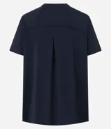 Remera deportiva de manga corta y cuello redondo, confeccionada en poliamida con elastano. Presenta un diseño liso con detalle de recorte en la espalda, ideal para actividades físicas por su tejido ligero, suave y de secado rápido.