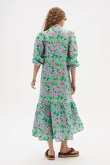 Vestido camisero midi de lino con estampado floral en tonos celeste, verde y rosa.