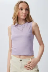 Top lila de morley, sin mangas y cuello redondo.