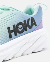 Championes de running Hoka Rincon 3, color celeste con detalles en lila y suela blanca.