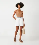 Musculosa negra de tejido de punto acanalado, con escote en V profundo y tirantes anchos.