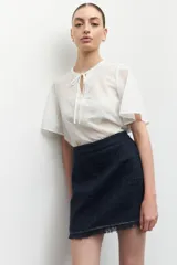 Minifalda azul de tweed con terminación desflecada.