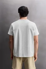 Camiseta de corte relajado confeccionada en tejido de algodón pesado, con cuello redondo y manga corta.