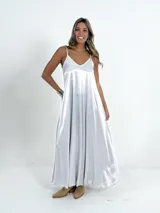 Vestido largo gris de breteles finos y escote en V, confeccionado en tela nacarada.