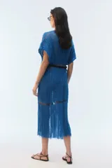 Kimono largo de algodón negro con punto calado, calce amplio, hombros caídos, mangas cortas, aberturas laterales y terminación desflecada en el ruedo.