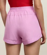 Bermuda deportiva femenina modelo runner color verde menta, con cintura elástica y diseño holgado con bajo redondeado.