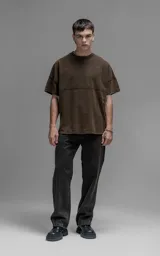 Remera de manga corta con calce extra oversize, confeccionada en jersey 24/1 americano con efecto teñido o lavado que simula óxido o desgaste. Presenta un recorte horizontal en el torso delantero y trasero.