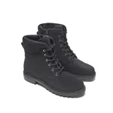 Borcego de caña media color negro, con exterior de símil gamuza y cuello tejido con textura trenzada. Cuenta con cordones al tono, ojales metálicos, cierre interno, lengüeta acolchonada, punta redondeada, taco bajo símil madera y suela de goma antideslizante.