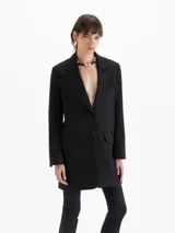Saco sastrero estructurado de color negro, con largo hasta la rodilla, cuello con solapa de pico ancha y cierre frontal de dos botones. Cuenta con bolsillos con solapa y está completamente forrado.