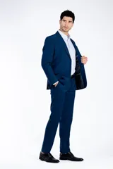 Ambo de corte slim fit compuesto por saco de dos botones con solapa clásica y pantalón de vestir a juego, en color azul con textura sutil.