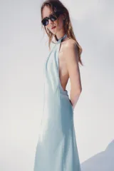 Vestido midi de satén color celeste, con cuello halter y espalda descubierta con lazada.