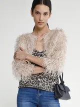 Saco corto color beige con plumas.