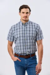Camisa de manga corta con estampa a cuadros en tonos azules y blancos, cuello con botones y bolsillo ojal en el pecho con detalle bordado.