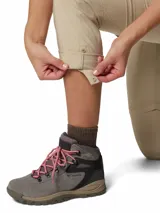 Pantalón convertible Columbia modelo Silver Ridge Utility de color beige, con bolsillos cargo laterales y perneras desmontables mediante cremallera para convertirlo en short.
